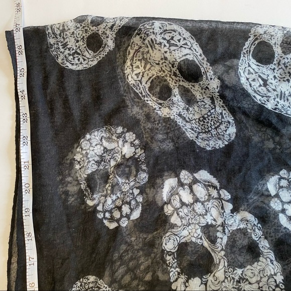 Women’s black and white crystal and floral skull scarf. - Picture 7 of 7